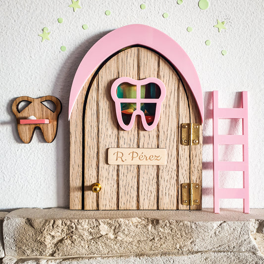 Puerta Ratoncito Pérez rosa que se abre